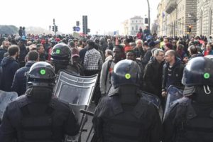 Polizia e manifestanti si fronteggiano durante la manifestazione contro il razzismo a ponte Vespucci a Firenze, 3 Marzo 2018. ANSA/CLAUDIO GIOVANNINI